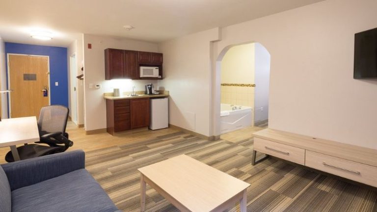 Holiday Inn Express & Suites Grand Blanc, an IHG Hotel