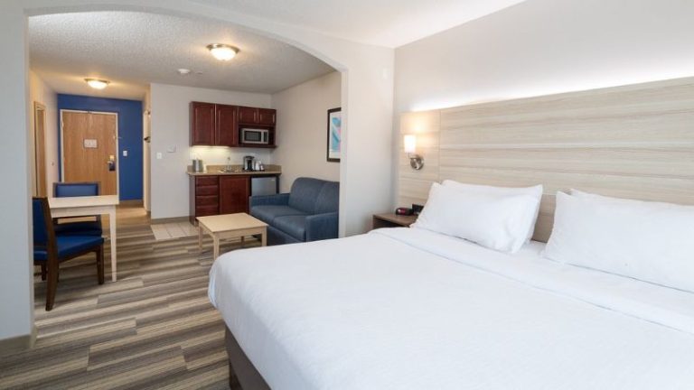 Holiday Inn Express & Suites Grand Blanc, an IHG Hotel