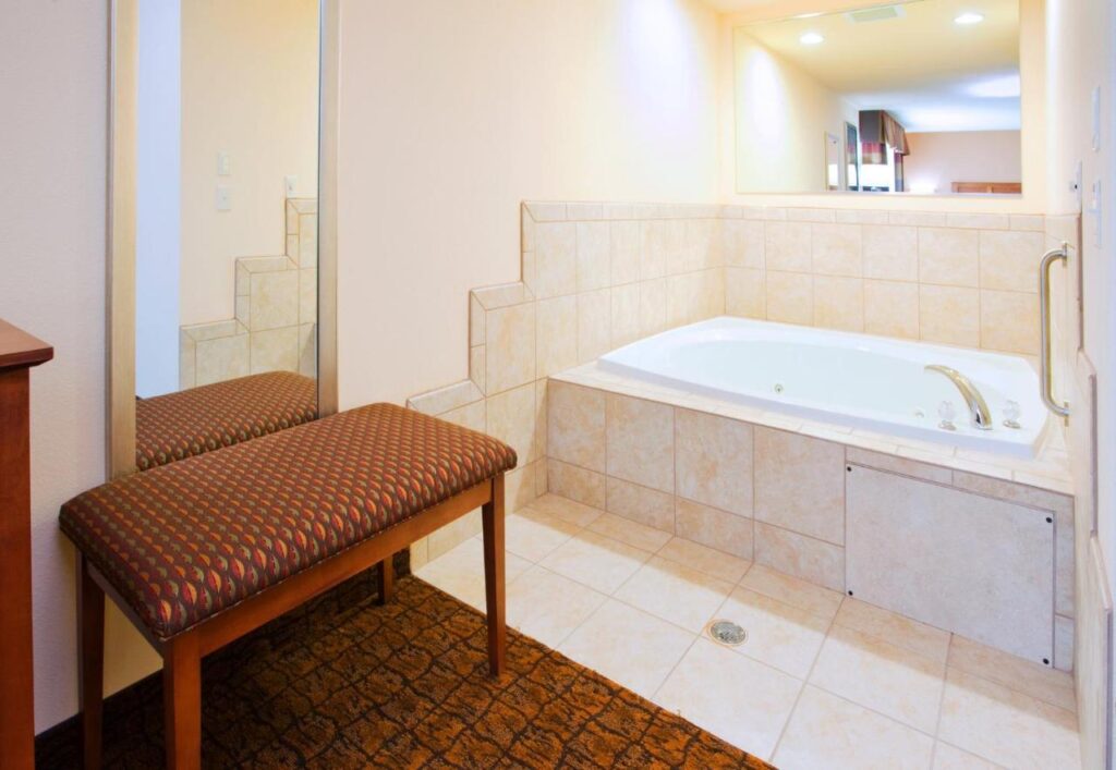 Holiday Inn Express & Suites Mount Airy, an IHG Hotel