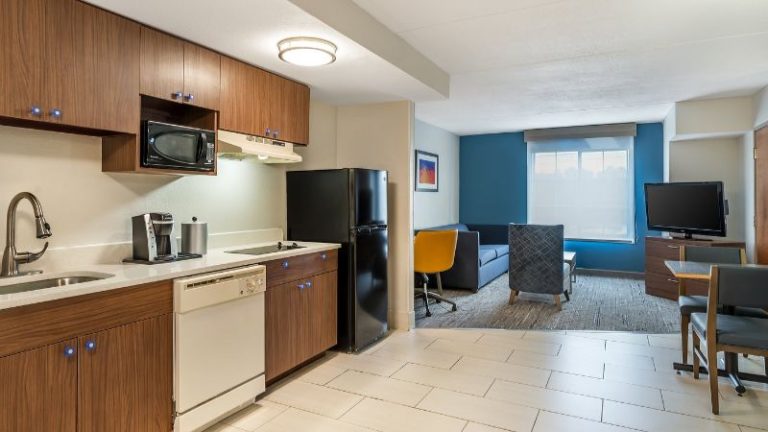 Holiday Inn Express & Suites Petersburg-Fort Lee, an IHG Hotel
