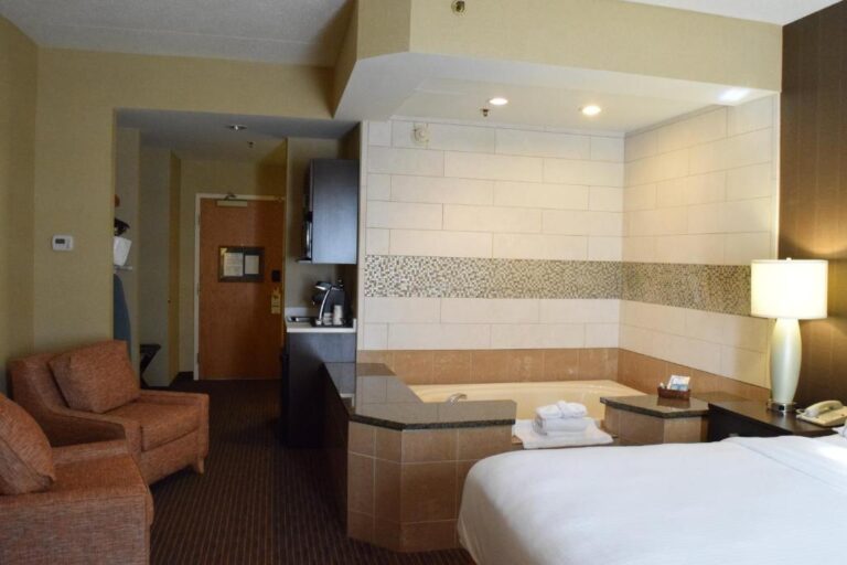 Holiday Inn Express & Suites Watertown-Thousand Islands