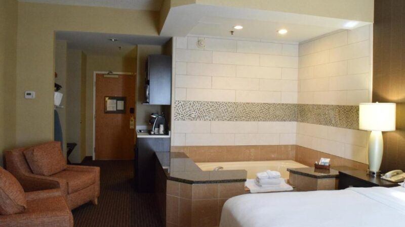 Holiday Inn Express Suites Watertown Thousand Islands - jacuzzi hotel room