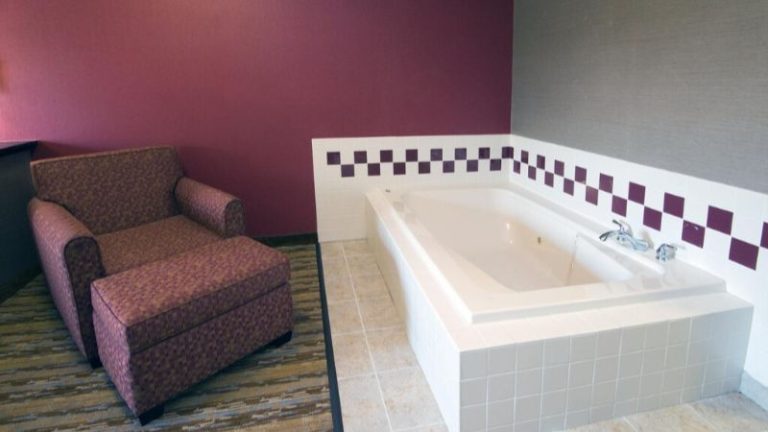 Holiday Inn Express & Suites Wauseon, an IHG Hotel