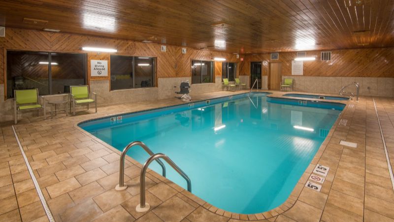 Holiday Inn Express & Suites Wauseon, an IHG Hotel, room with private jacuzzi, photo 6