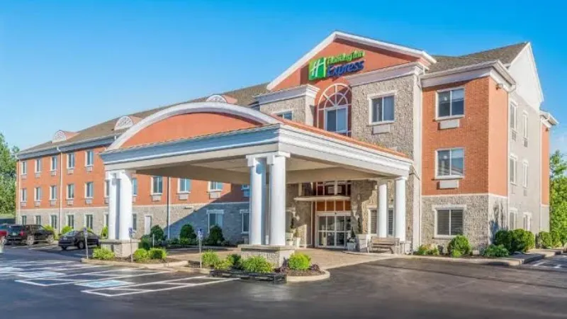 Best Western Plus 1000 Islands Hotel & Suites, room with private jacuzzi, photo 6