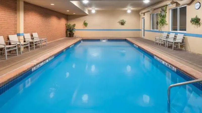 Best Western Plus 1000 Islands Hotel & Suites, room with private jacuzzi, photo 7