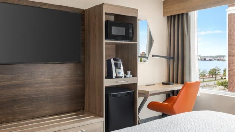 Holiday Inn Express & Suites Evansville Downtown