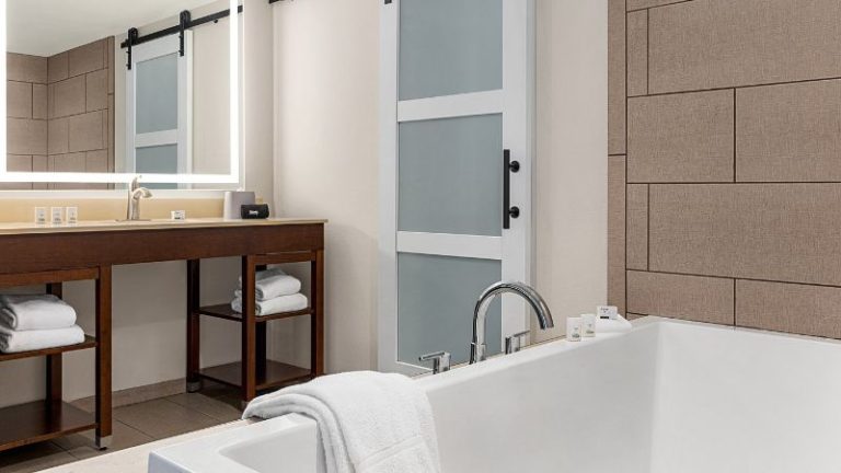 Holiday Inn Express & Suites Evansville Downtown