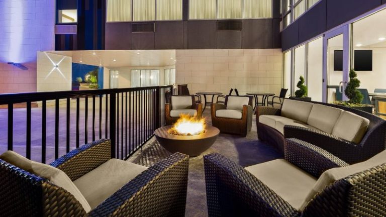 Holiday Inn Express & Suites Evansville Downtown