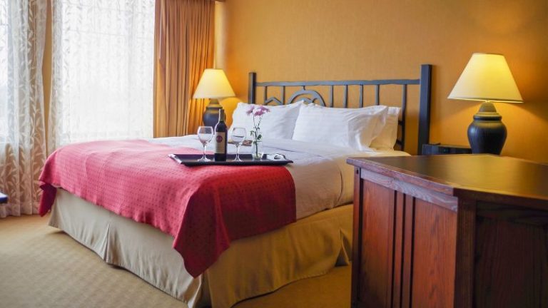 Holiday Inn Pewaukee-Milwaukee West