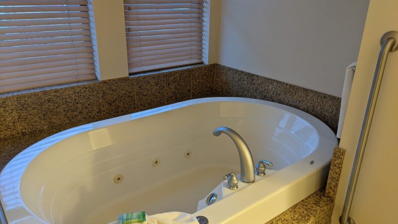Holiday Inn Pewaukee Milwaukee West - jacuzzi hotel room
