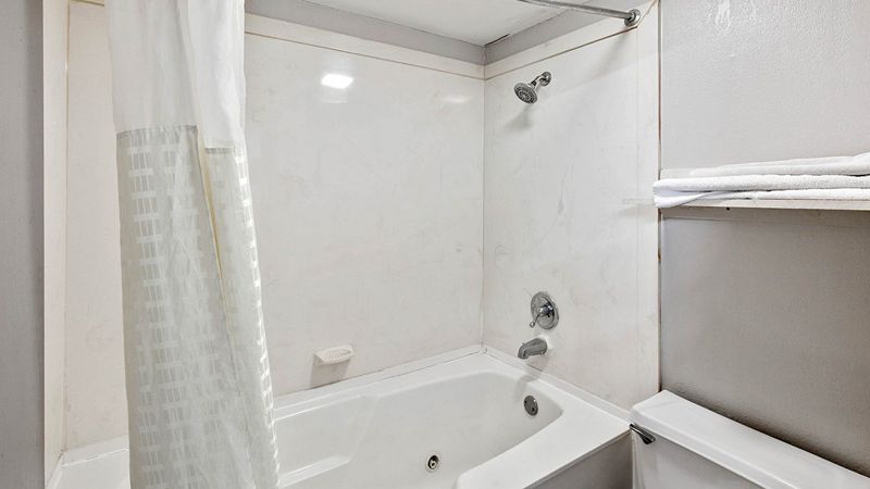 Hotel O Columbia Downtown near I-65, room with private jacuzzi, photo 1