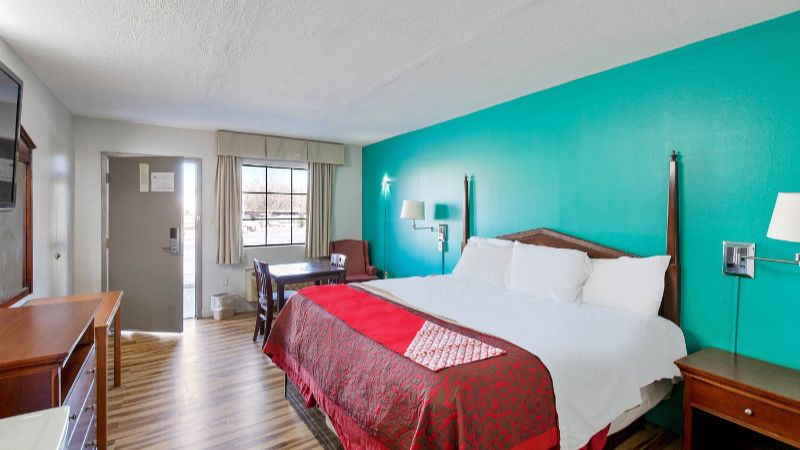 Hotel O Columbia Downtown near I-65, room with private jacuzzi, photo 2