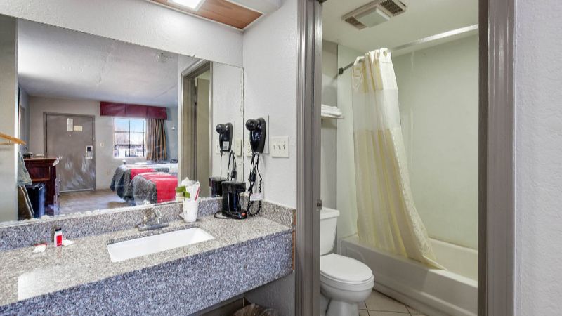 Hotel O Columbia Downtown near I-65, room with private jacuzzi, photo 3