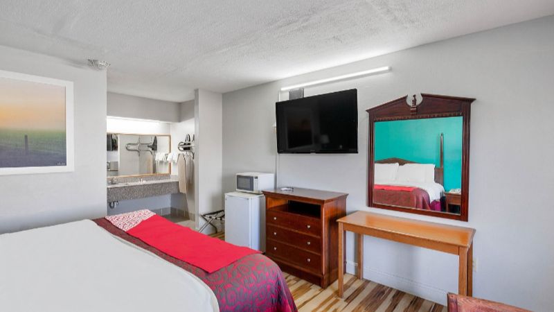 Hotel O Columbia Downtown near I-65, room with private jacuzzi, photo 4