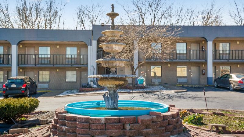 Hotel O Columbia Downtown near I-65, room with private jacuzzi, photo 5