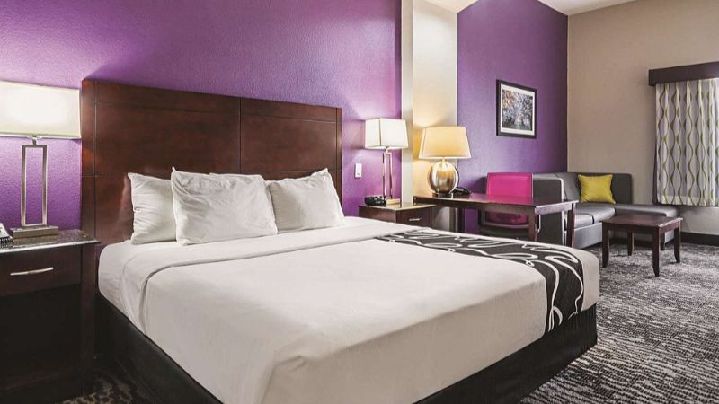 La Quinta Inn & Suites by Wyndham Fresno Northwest, room with private jacuzzi, photo 2