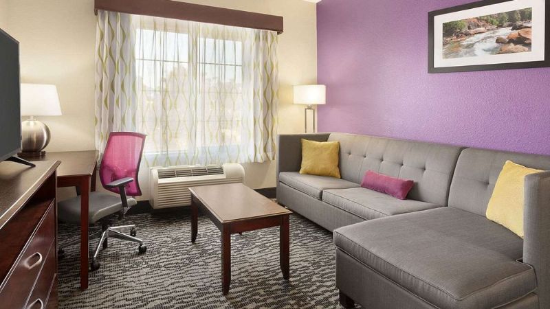 La Quinta Inn & Suites by Wyndham Fresno Northwest, room with private jacuzzi, photo 4