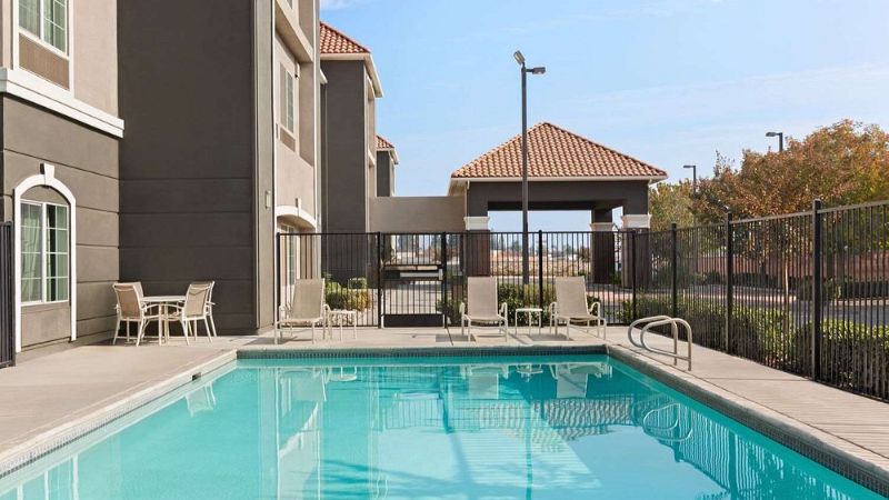 La Quinta Inn & Suites by Wyndham Fresno Northwest, room with private jacuzzi, photo 6