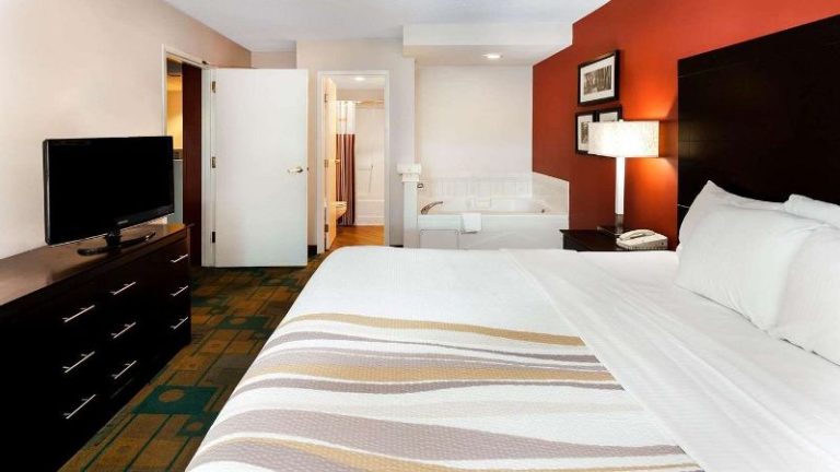 La Quinta Inn & Suites by Wyndham Milwaukee Bayshore Area