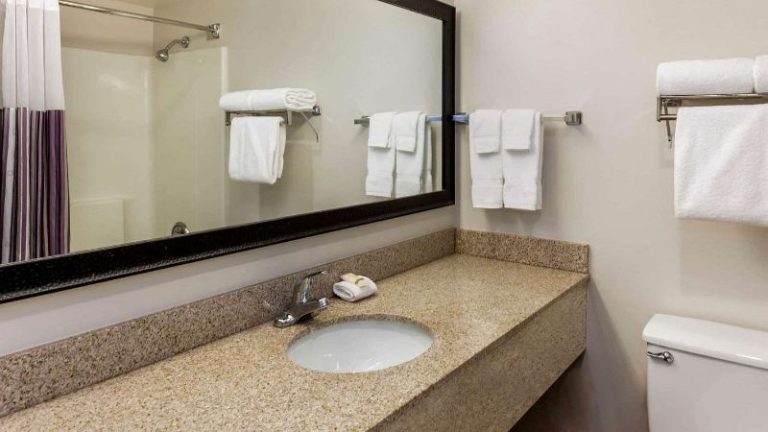 La Quinta Inn & Suites by Wyndham Milwaukee Bayshore Area