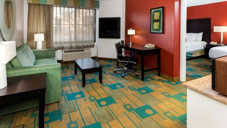 La Quinta Inn & Suites by Wyndham Milwaukee Bayshore Area