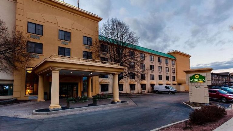 La Quinta Inn & Suites by Wyndham Milwaukee Bayshore Area