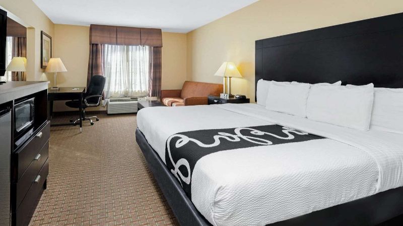 La Quinta Inn & Suites by Wyndham Morgan City, room with private jacuzzi, photo 2