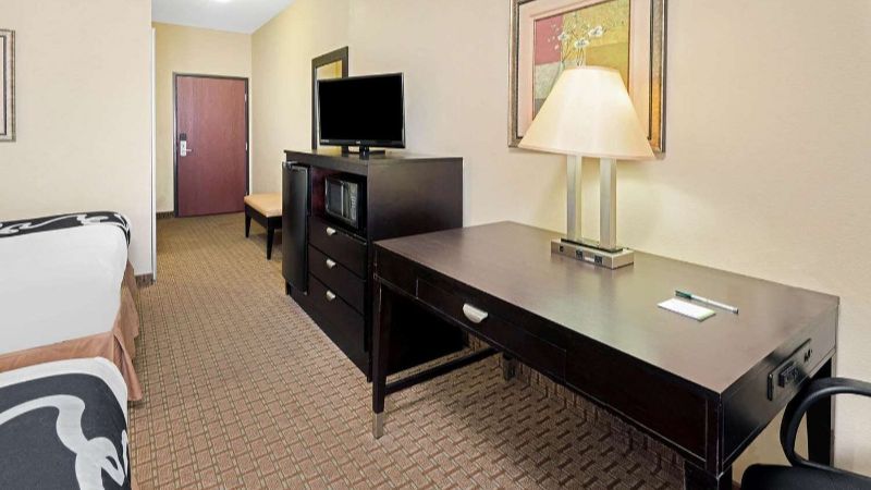 La Quinta Inn & Suites by Wyndham Morgan City, room with private jacuzzi, photo 3
