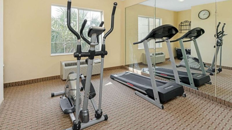 La Quinta Inn & Suites by Wyndham Morgan City, room with private jacuzzi, photo 4