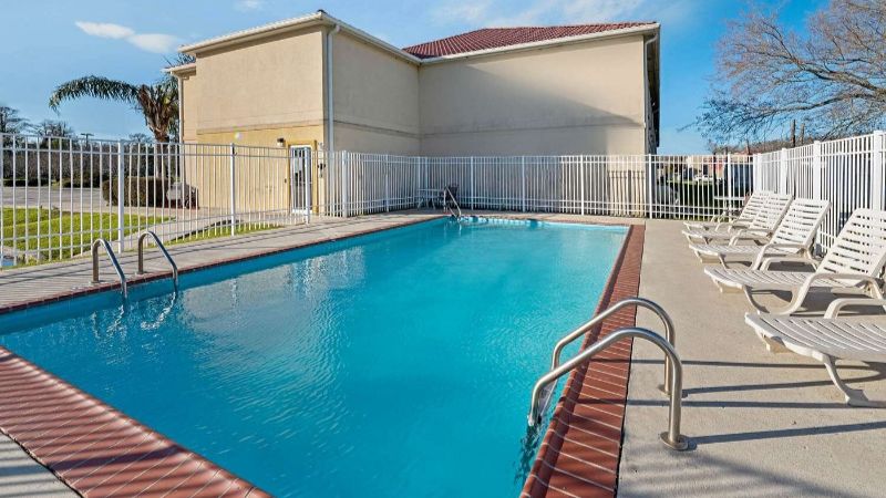 La Quinta Inn & Suites by Wyndham Morgan City, room with private jacuzzi, photo 6