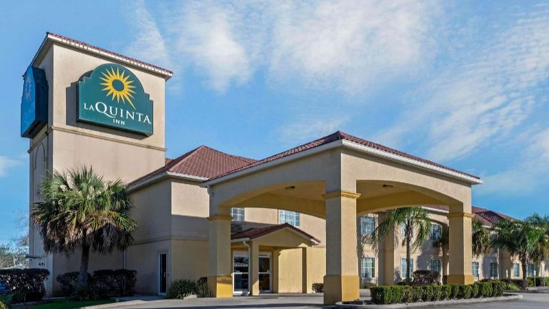 La Quinta Inn & Suites by Wyndham Morgan City, room with private jacuzzi, photo 7