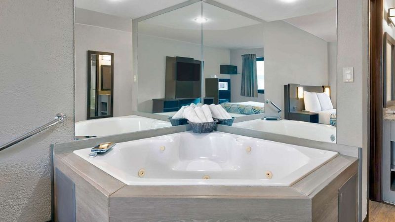 Motel 6 Cedar Rapids – Airport, room with private jacuzzi, photo 1
