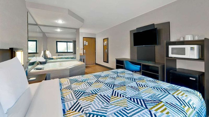 Motel 6 Cedar Rapids – Airport, room with private jacuzzi, photo 3