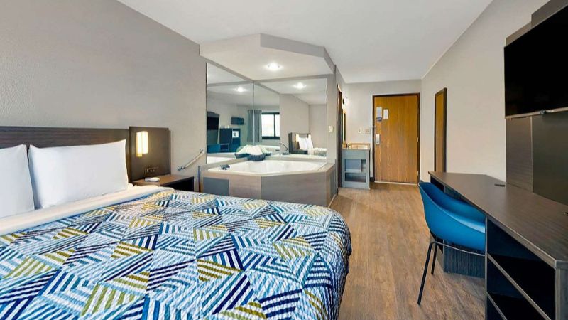 Motel 6 Cedar Rapids – Airport, room with private jacuzzi, photo 4