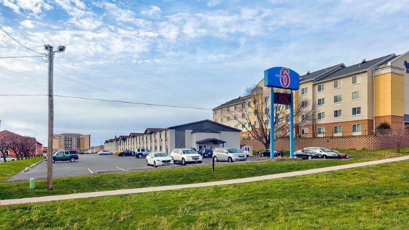 Motel 6 Cedar Rapids – Airport, room with private jacuzzi, photo 5