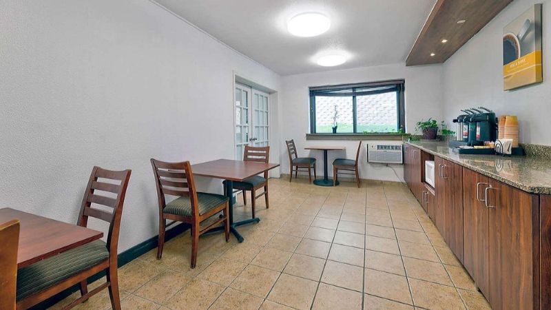 Motel 6 Cedar Rapids – Airport, room with private jacuzzi, photo 6