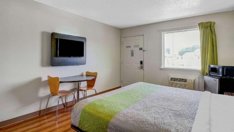 Motel 6 Charles Town