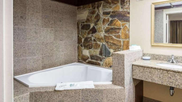 Plaza Inn & Suites
