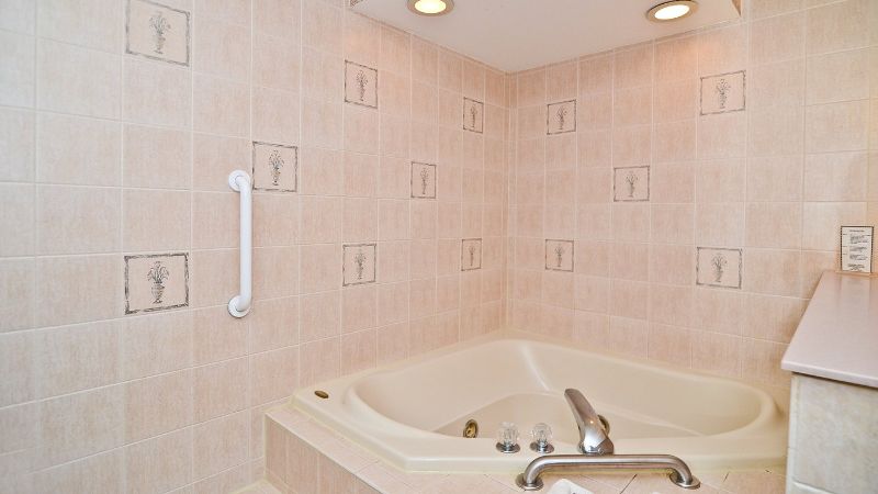 Pocono Resort Conference Center, room with private jacuzzi, photo 3