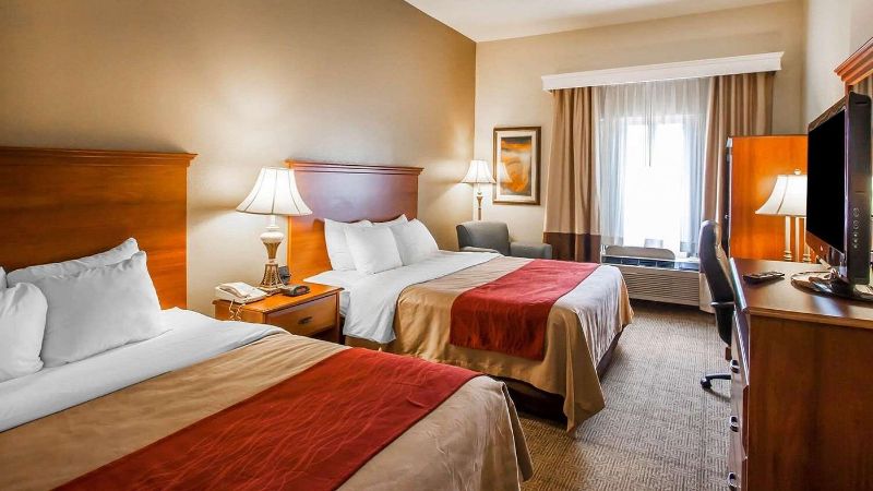 Quality Inn & Suites, room with private jacuzzi, photo 3