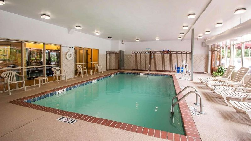 Quality Inn & Suites, room with private jacuzzi, photo 6