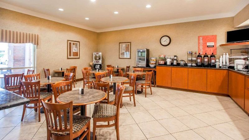 Quality Inn & Suites, room with private jacuzzi, photo 7
