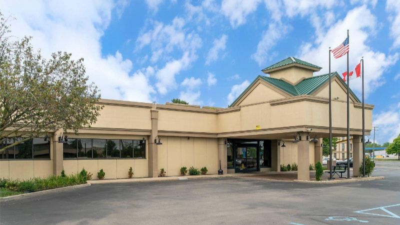 Quality Inn & Suites Monroe, room with private jacuzzi, photo 5