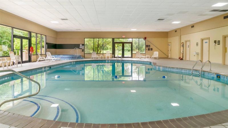 Quality Inn & Suites Monroe, room with private jacuzzi, photo 6