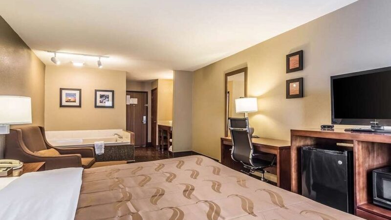 Quality Inn & Suites Salem Near I-57, room with private jacuzzi, photo 2