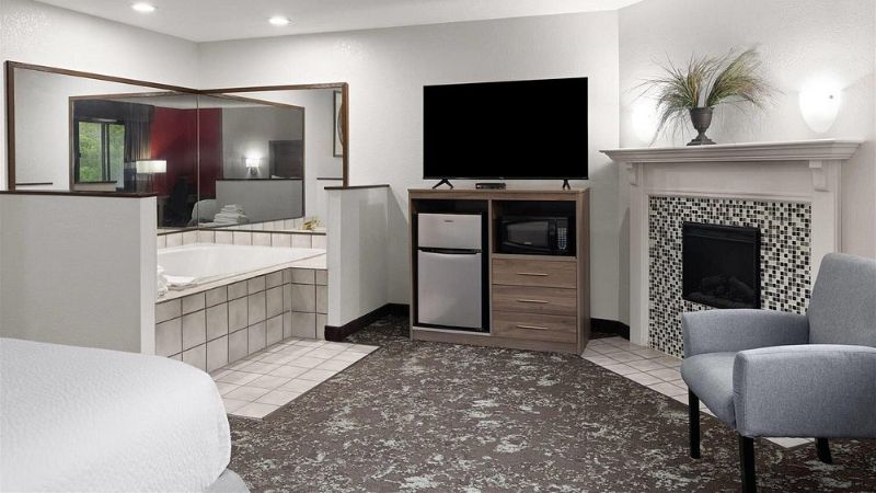Ramada by Wyndham Cedar Rapids South