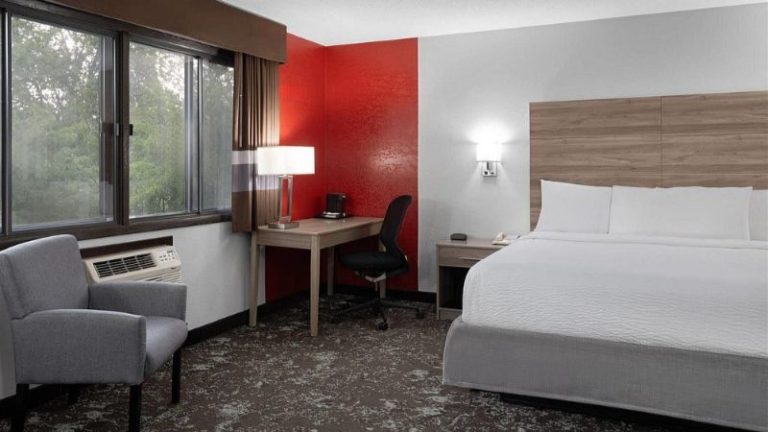 Ramada by Wyndham Cedar Rapids South