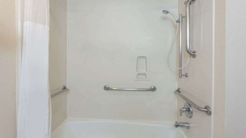 Ramada by Wyndham Fresno Northwest, room with private jacuzzi, photo 2