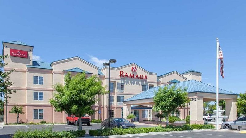 Ramada by Wyndham Fresno Northwest, room with private jacuzzi, photo 6